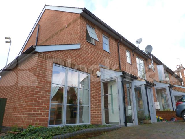 			A Must See Townhouse in Private Gated Mews !, 2 Bedroom, 1 bath, 1 reception Mews House			 Kingsgate Mews, Crouch End