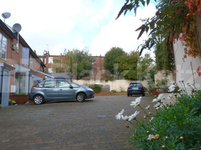 			A Must See Townhouse in Private Gated Mews !, 2 Bedroom, 1 bath, 1 reception Mews House			 Kingsgate Mews, Crouch End