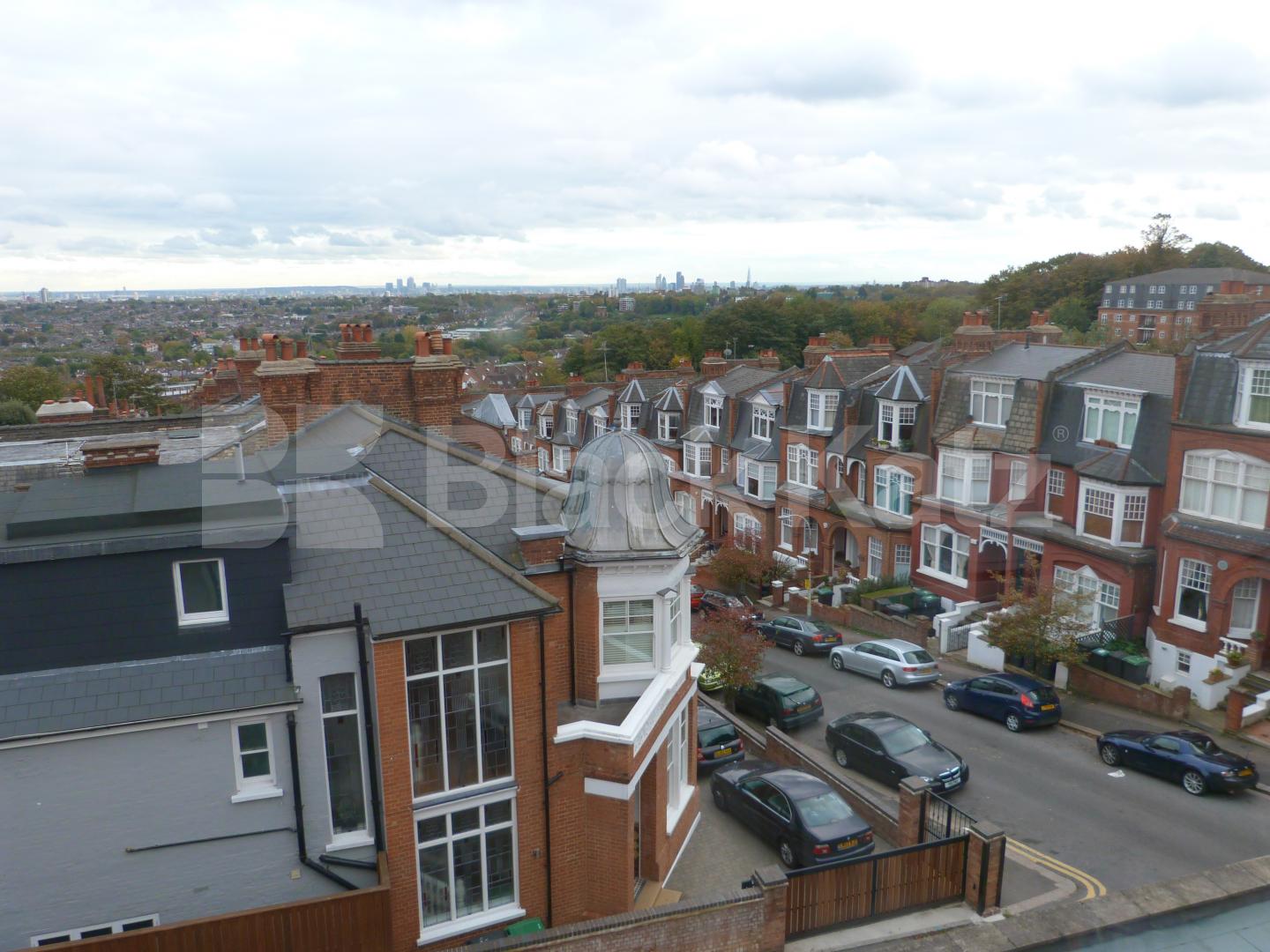			Amazing Top Floor 2 Bed Property !, 2 Bedroom, 1 bath, 1 reception Flat			 Hillfield Park Mews, Muswell Hill