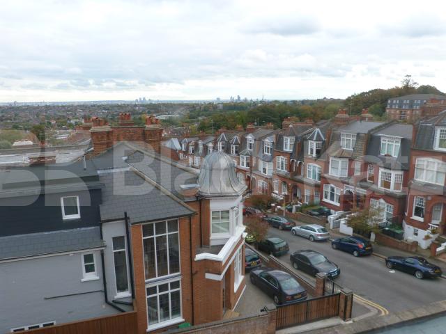 			Amazing Top Floor 2 Bed Property !, 2 Bedroom, 1 bath, 1 reception Flat			 Hillfield Park Mews, Muswell Hill