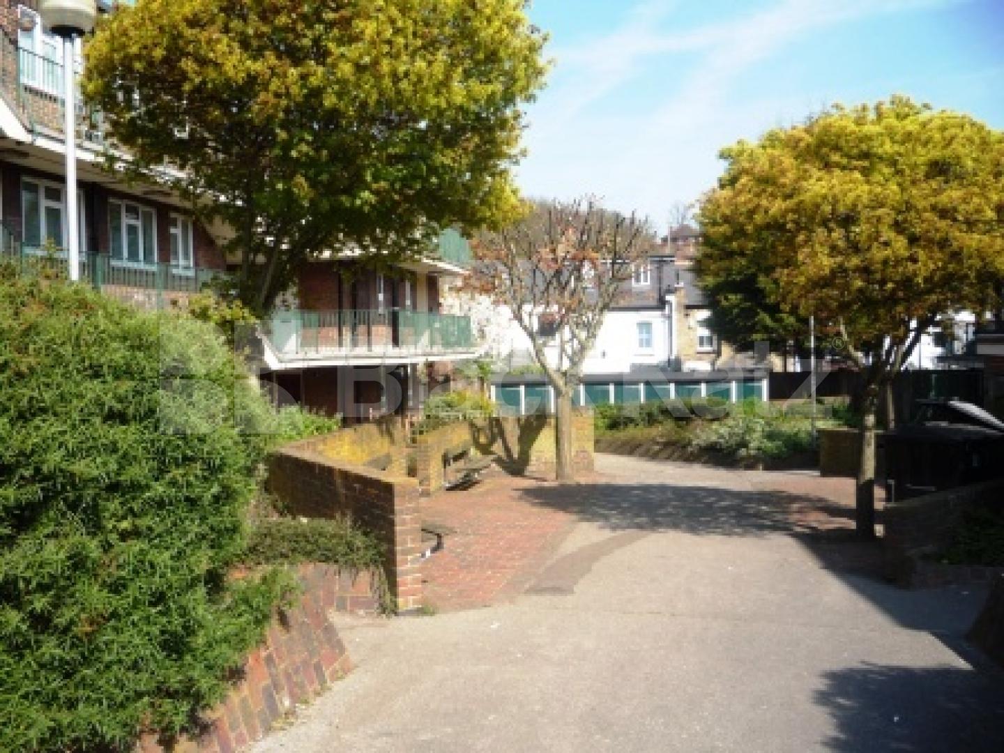 			Seconds from the Broadway!!, 1 Bedroom, 1 bath, 1 reception Flat			 St James Lane, MUSWELL HILL