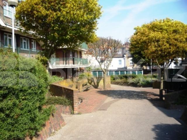 			Seconds from the Broadway!!, 1 Bedroom, 1 bath, 1 reception Flat			 St James Lane, MUSWELL HILL