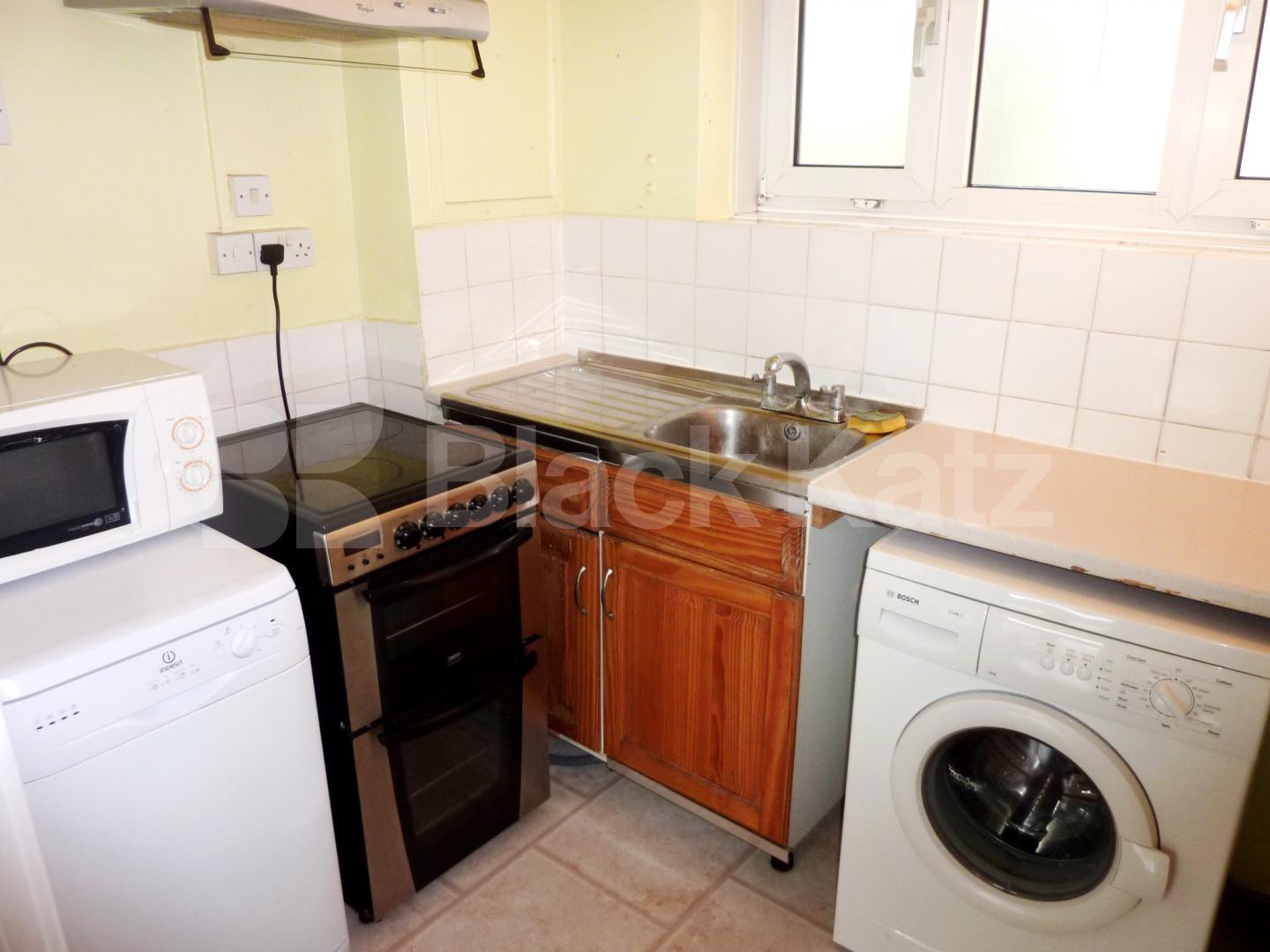 			NEW INSTRUCTION / AVAILABLE NOW / PERFECT FOR STUDENTS, 1 Bedroom, 1 bath, 1 reception Flat			 Hampstead road, Mornington crescent / Euston