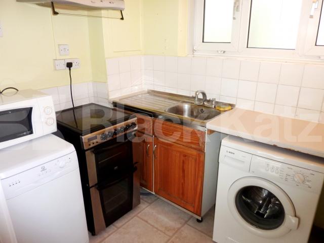 			NEW INSTRUCTION / AVAILABLE NOW / PERFECT FOR STUDENTS, 1 Bedroom, 1 bath, 1 reception Flat			 Hampstead road, Mornington crescent / Euston