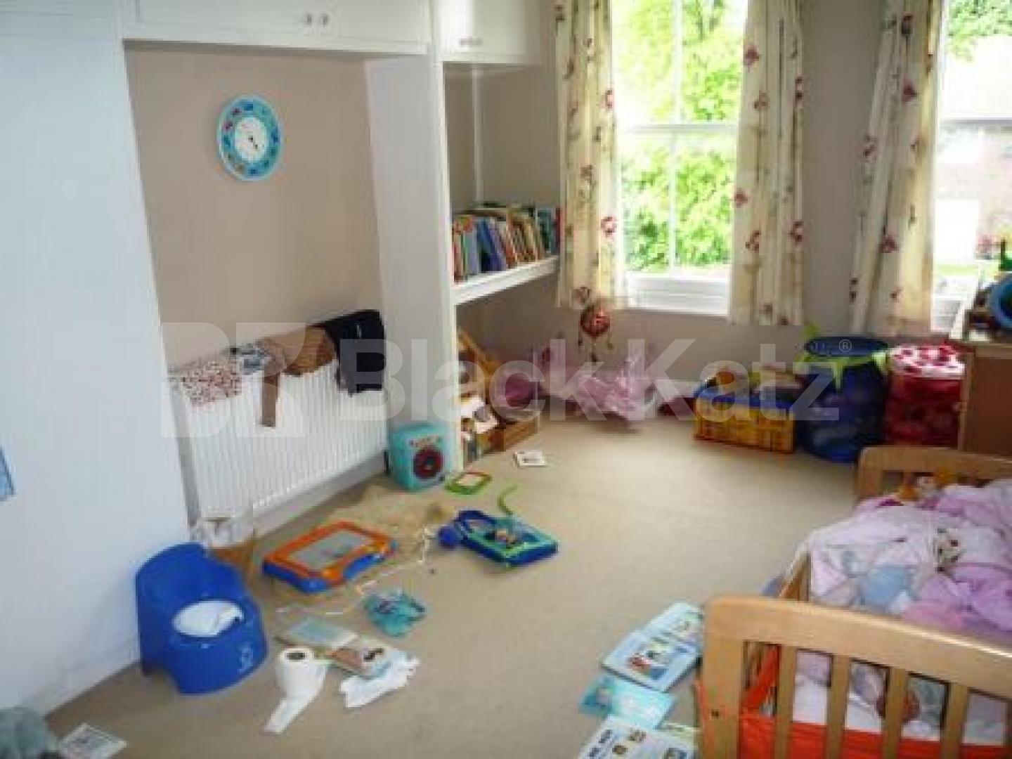 			LET, 3 Bedroom, 1 bath, 1 reception House			 Elmfield Avenue, CROUCH END