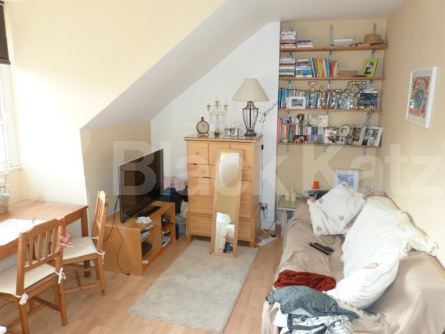 			Studio Apartment, 1 bath, 1 reception Studio			 Temple Road, CROUCH END