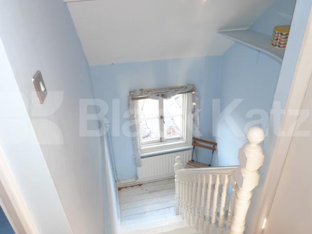 			Studio Apartment, 1 bath, 1 reception Studio			 Temple Road, CROUCH END