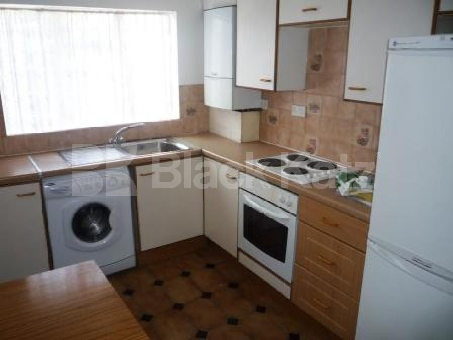 			3/4 Bedroom Flat!, 4 Bedroom, 1 bath, 1 reception Maisonette			 High Road, Wood Green