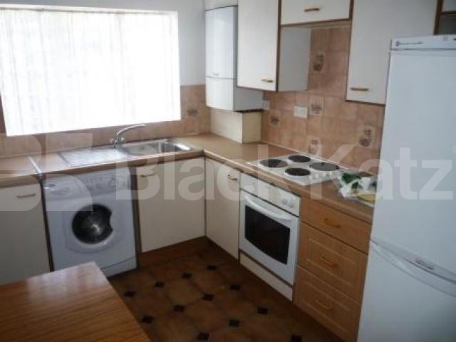 			3/4 Bedroom Flat!, 4 Bedroom, 1 bath, 1 reception Maisonette			 High Road, Wood Green