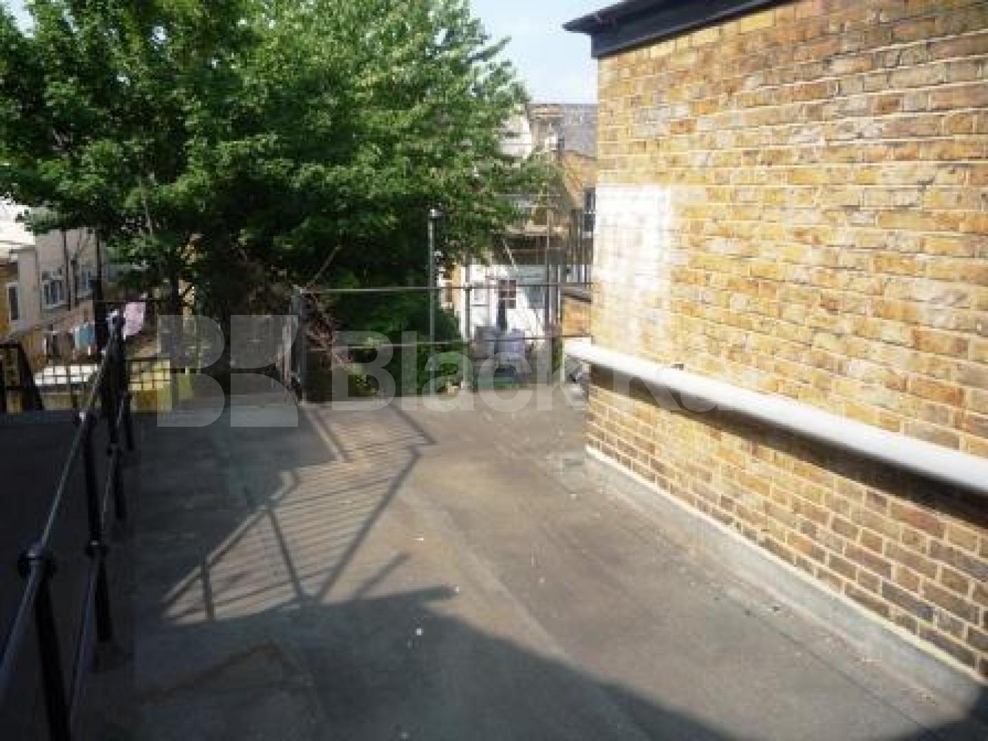 			3/4 Bedroom Flat!, 4 Bedroom, 1 bath, 1 reception Maisonette			 High Road, Wood Green