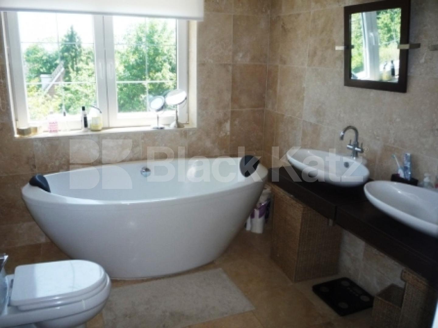 			4 Bedroom, 1 bath, 1 reception Detached House			 Winchmore Hill, Winchmore Hill