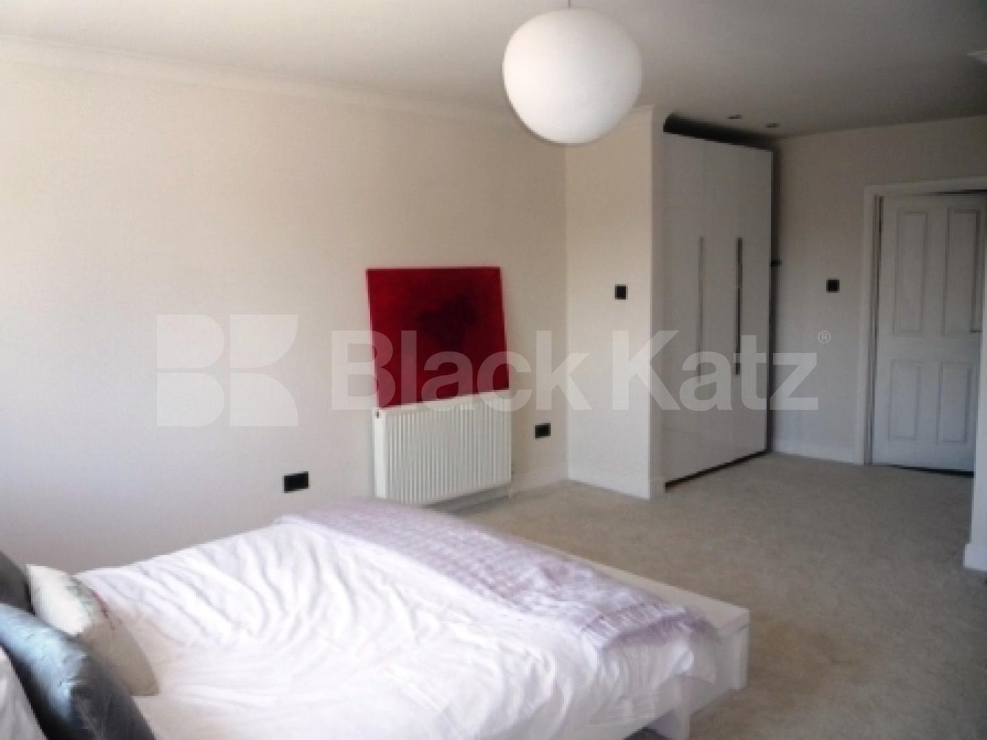 			4 Bedroom, 1 bath, 1 reception Detached House			 Winchmore Hill, Winchmore Hill