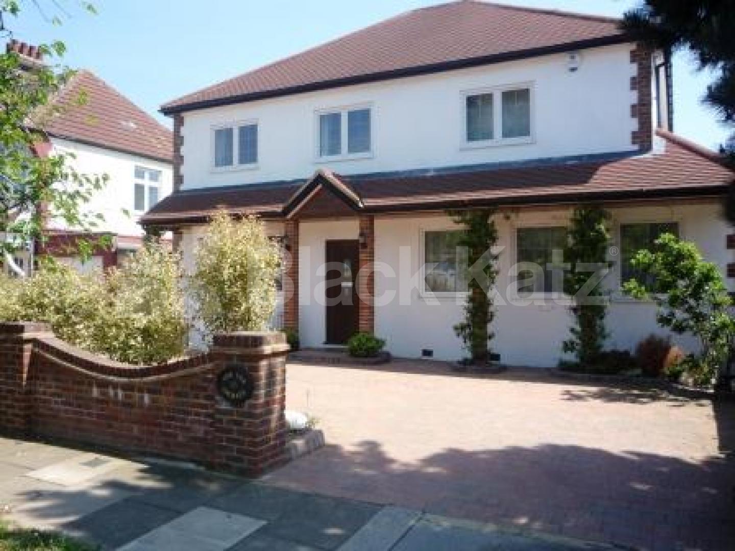 			4 Bedroom, 1 bath, 1 reception Detached House			 Winchmore Hill, Winchmore Hill