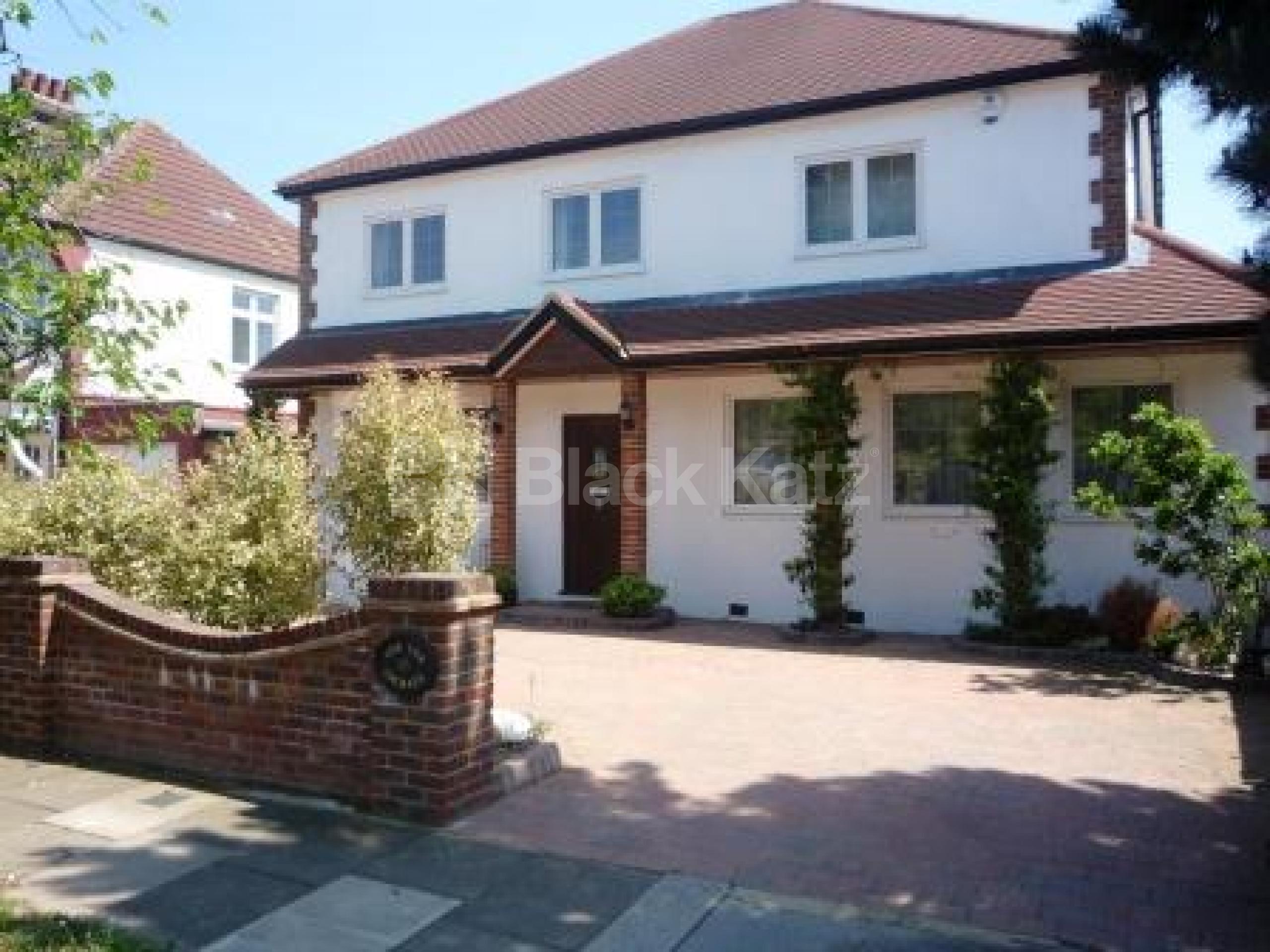 			4 Bedroom, 1 bath, 1 reception Detached House			 Winchmore Hill, Winchmore Hill N21