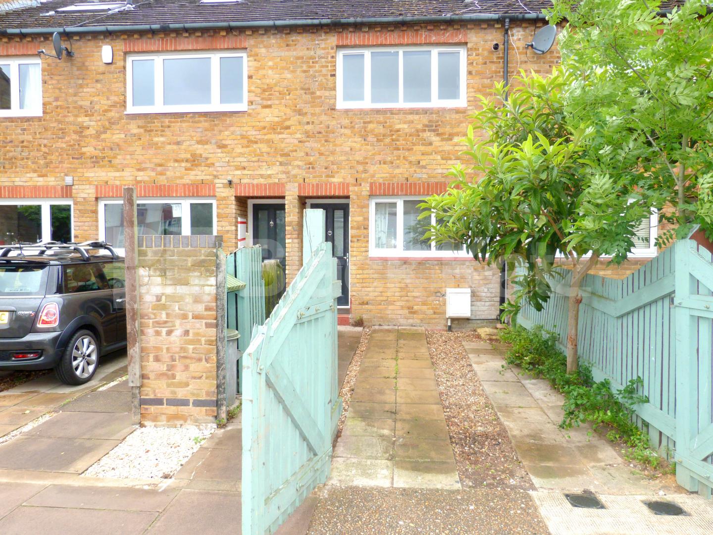 Spacious and cozy living area 5 Bedroom, Furnished House in Stevenage