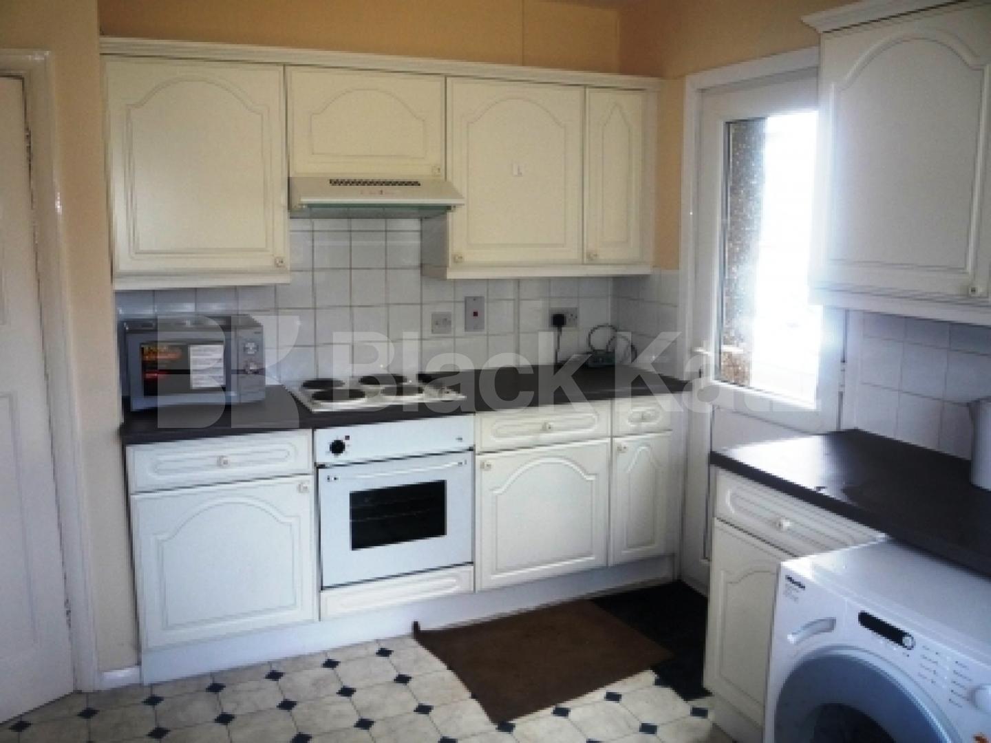 			3 Bedroom, 1 bath, 1 reception Semi-Detached House			 Summer's Lane, North Finchley