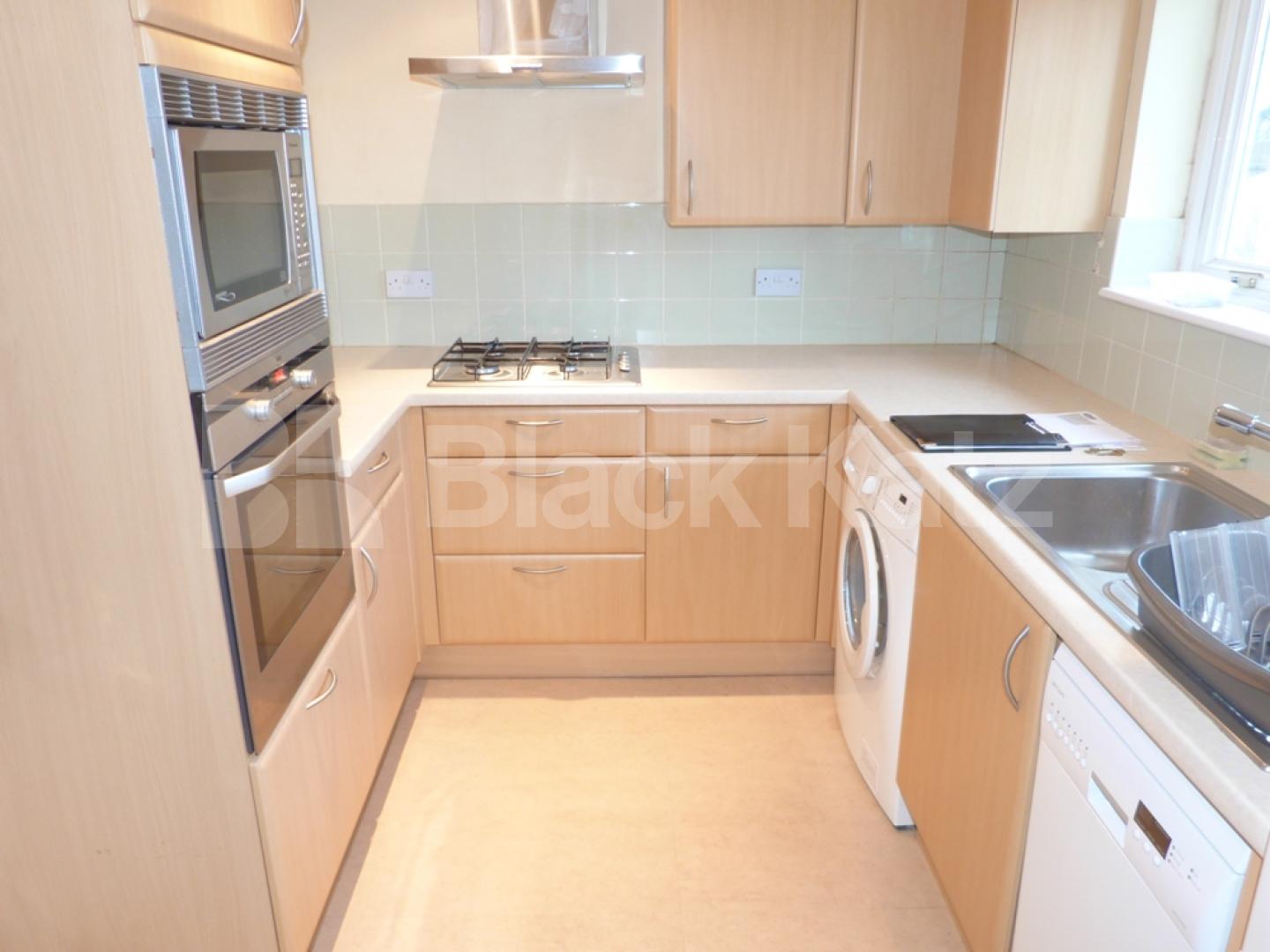 			Beautiful Property !, 2 Bedroom, 1 bath, 1 reception Flat			 Merridene, Winchmore Hill