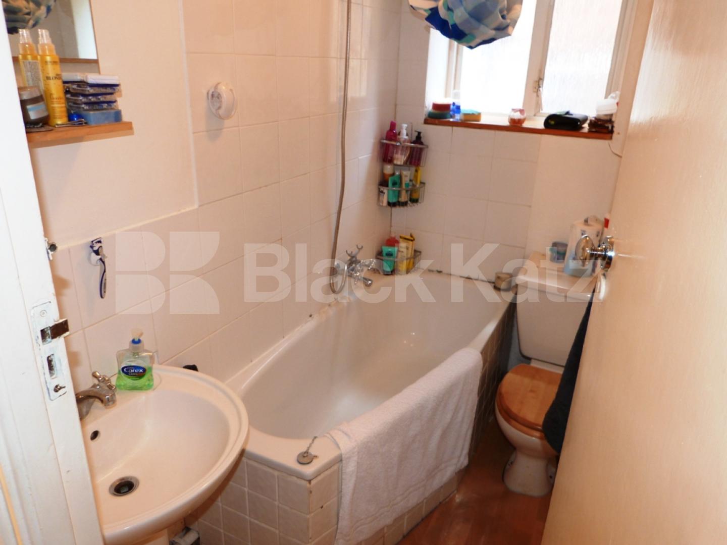 			NEW INSTRUCTION, 1 Bedroom, 1 bath, 1 reception Apartment			 Crescent Road, CROUCH END