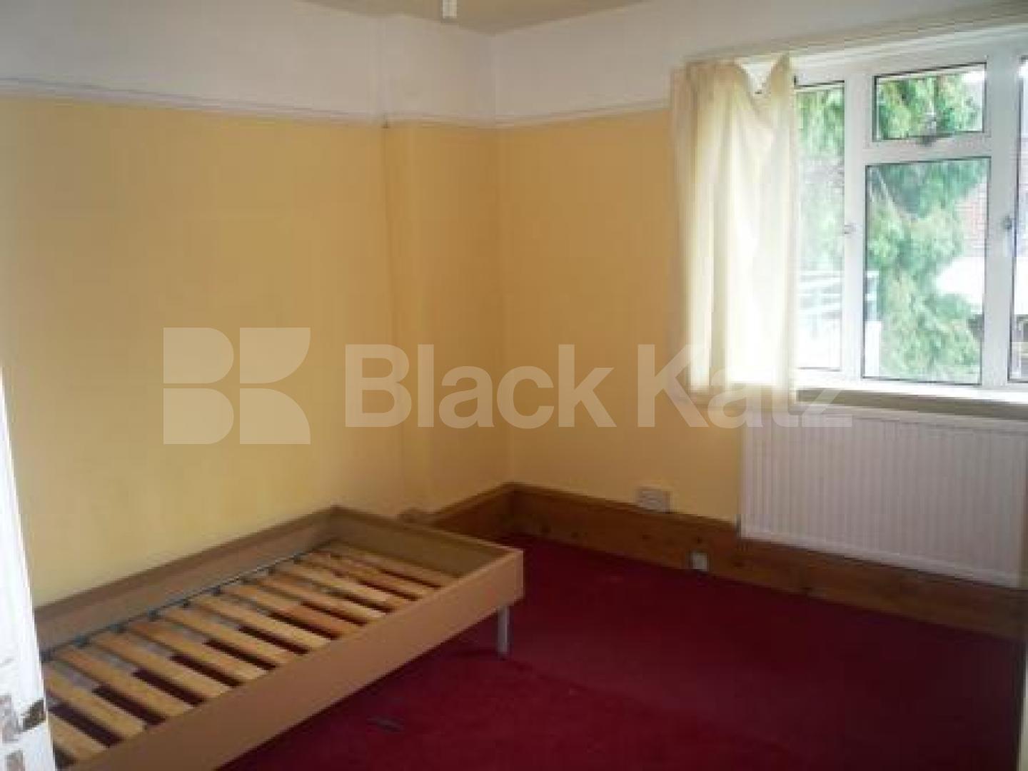 			4 Bedroom, 1 bath, 1 reception Flat			 Park Road, CROUCH END