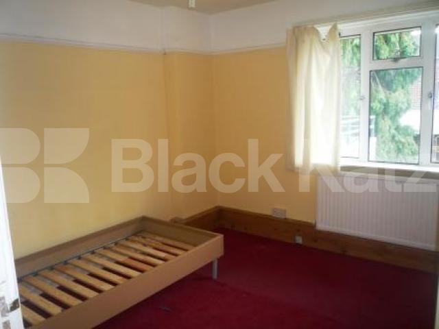 			4 Bedroom, 1 bath, 1 reception Flat			 Park Road, CROUCH END