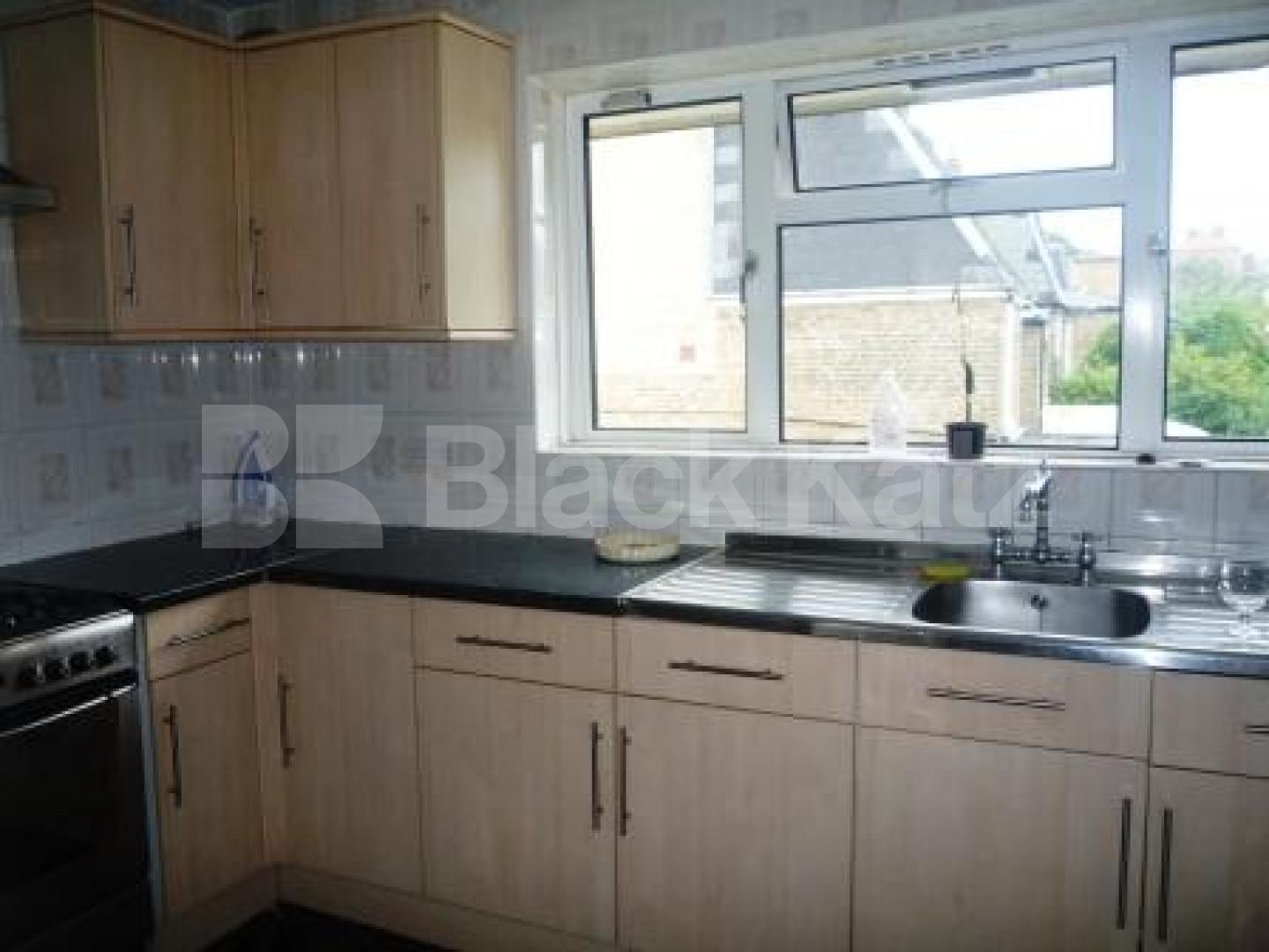 			4 Bedroom, 1 bath, 1 reception Flat			 Park Road, CROUCH END