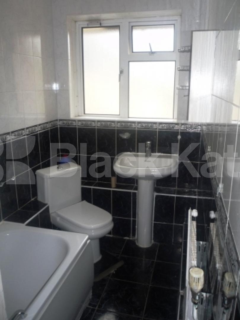 			4 Bedroom, 1 bath, 1 reception Flat			 Park Road, CROUCH END