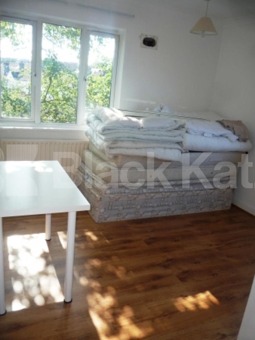 			2 Bedroom, 1 bath, 1 reception Flat			 Ewart Grove, WOOD GREEN