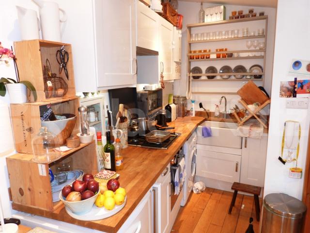 			Studio With A Roof Terrace !, Studio Apartment, 1 bath, 1 reception Flat			 Hornsey High Street, Crouch End