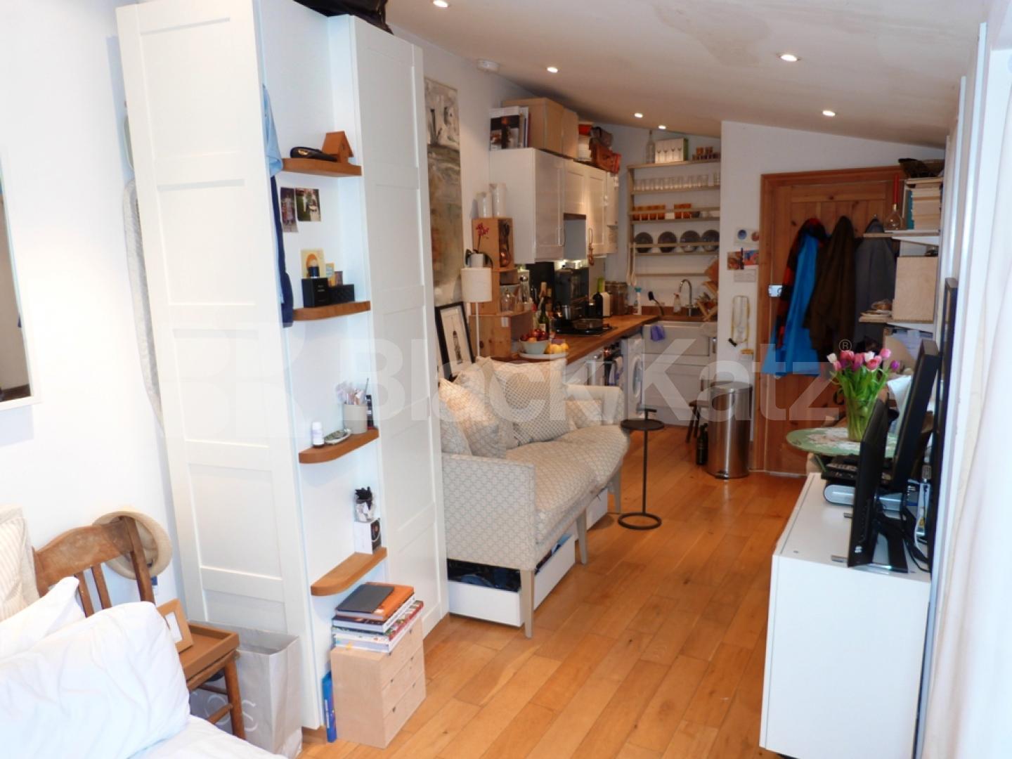 			Studio With A Roof Terrace !, Studio Apartment, 1 bath, 1 reception Flat			 Hornsey High Street, Crouch End