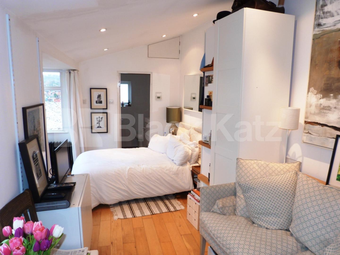 			Studio With A Roof Terrace !, Studio Apartment, 1 bath, 1 reception Flat			 Hornsey High Street, Crouch End