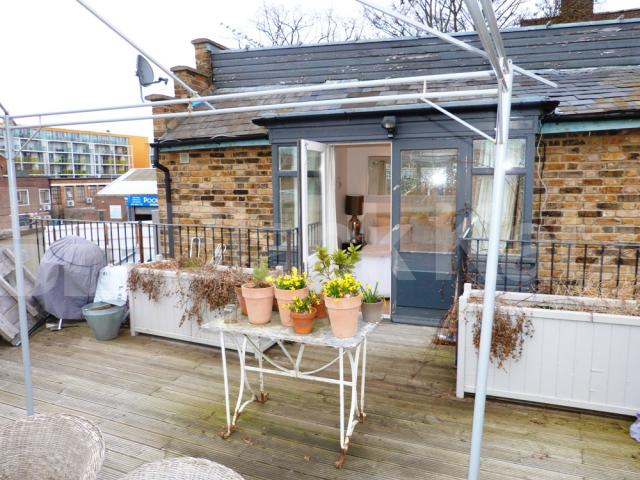 			Studio With A Roof Terrace !, Studio Apartment, 1 bath, 1 reception Flat			 Hornsey High Street, Crouch End