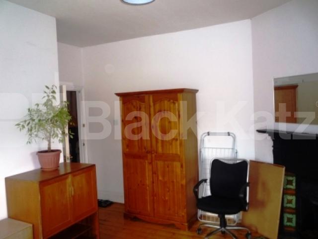 			2 Bedroom, 1 bath, 1 reception Flat			 Colney Hatch Lane, MUSWELL HILL