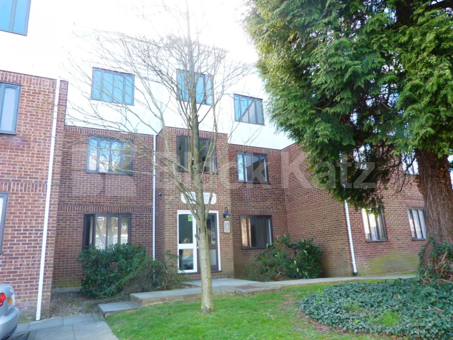 			LET, Studio Apartment, 1 bath, 1 reception Studio			 Station Road, High Barnet