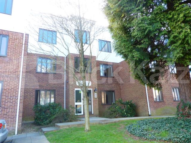 			LET, Studio Apartment, 1 bath, 1 reception Studio			 Station Road, High Barnet