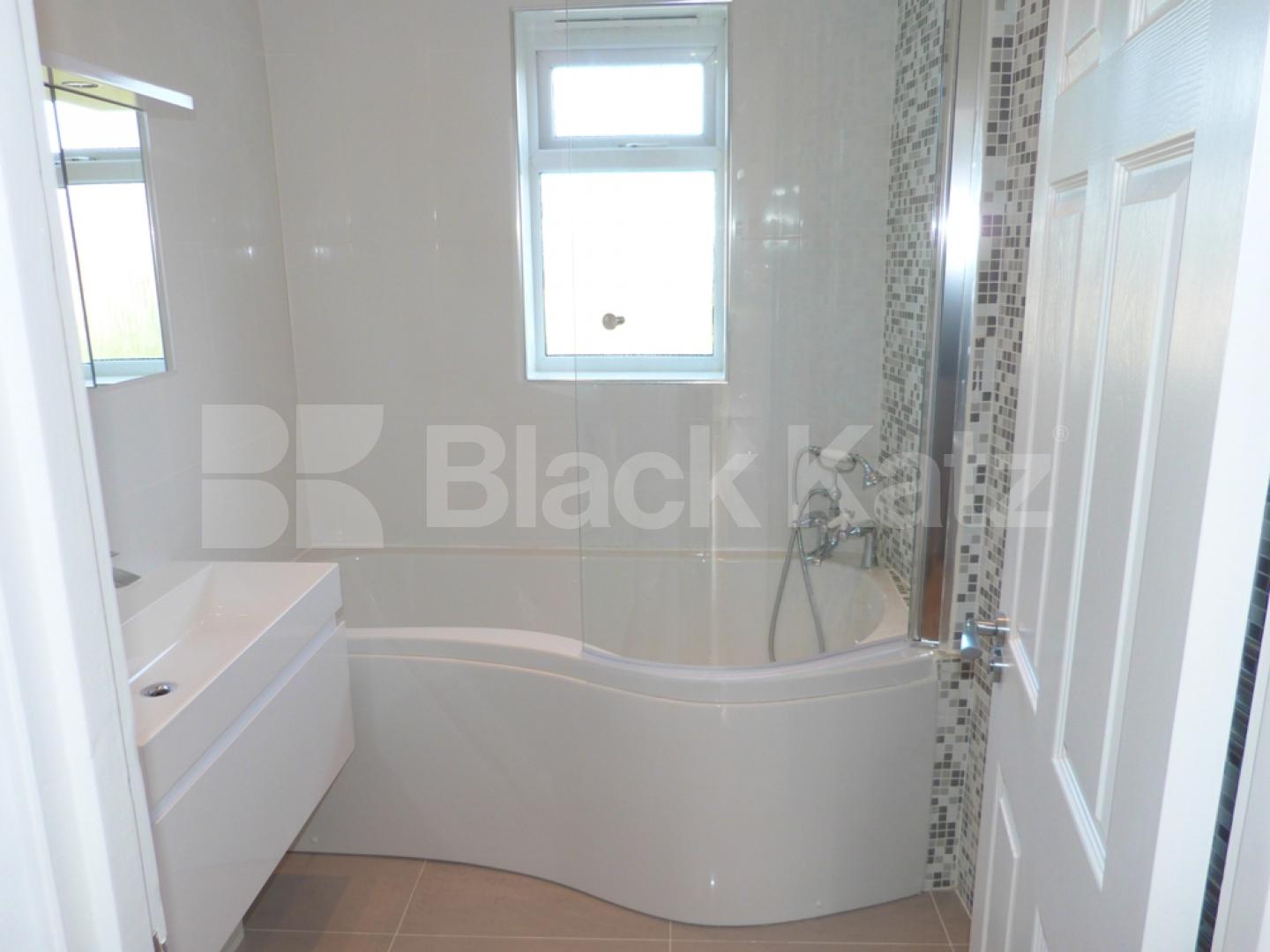 			Stunning oak flooring!, 3 Bedroom, 1 bath, 1 reception House			 Trinity Road, East Finchley