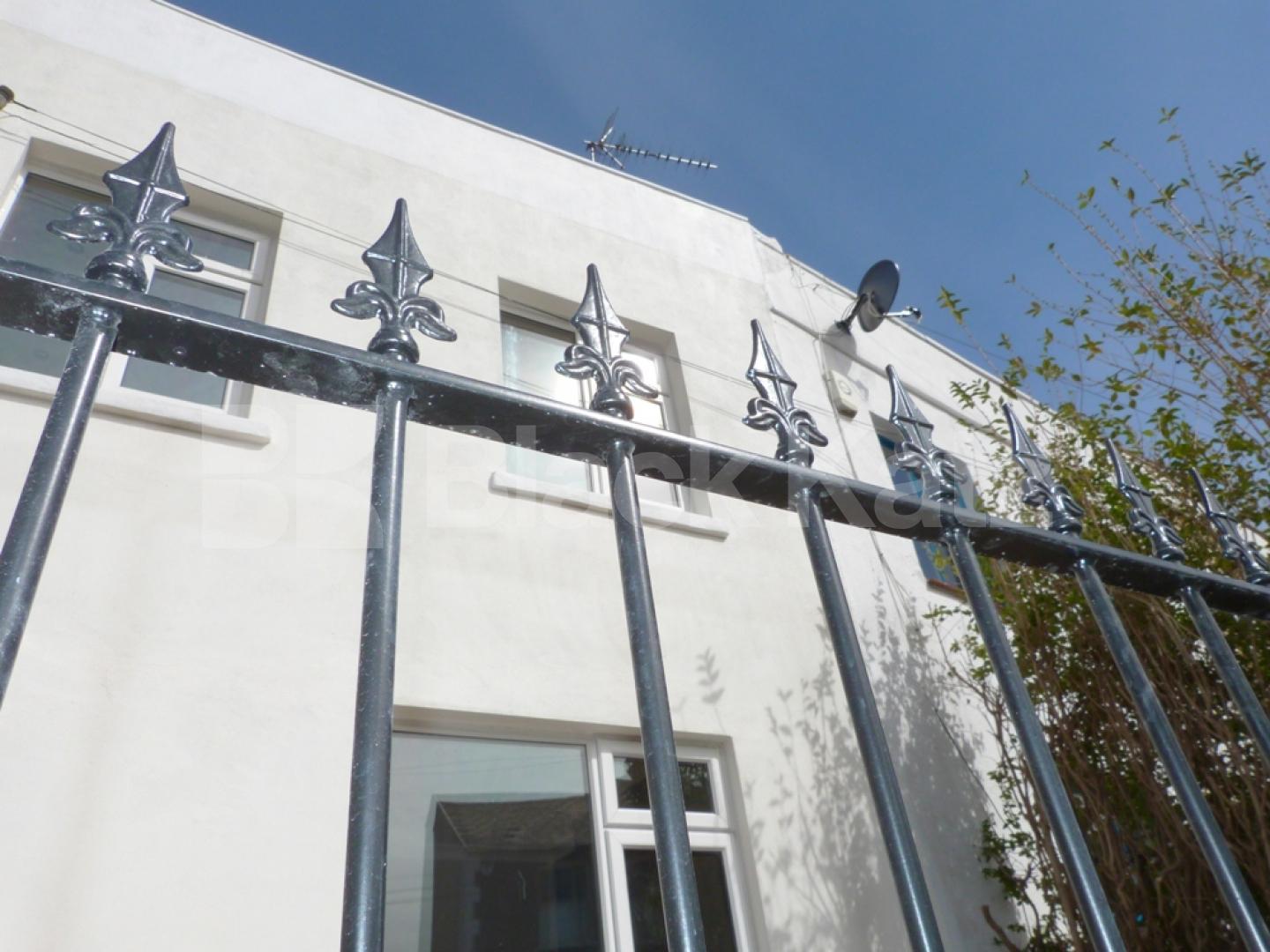 			Stunning oak flooring!, 3 Bedroom, 1 bath, 1 reception House			 Trinity Road, East Finchley