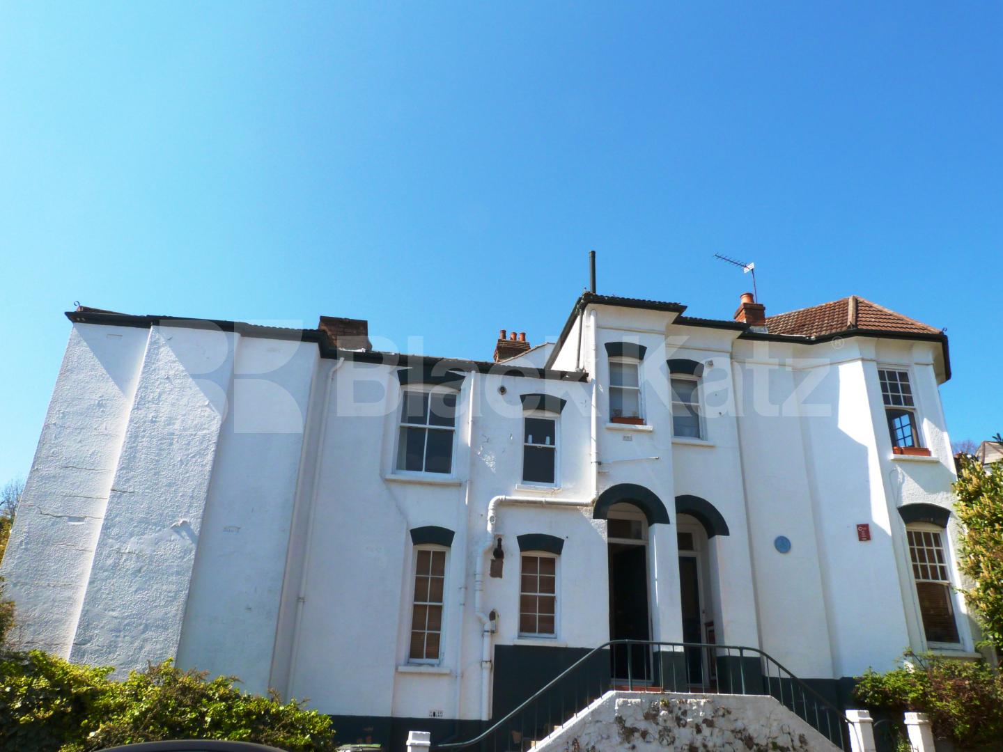 			2 Bedroom, 1 bath, 1 reception Flat			 Hillfield Park, Muswell Hill