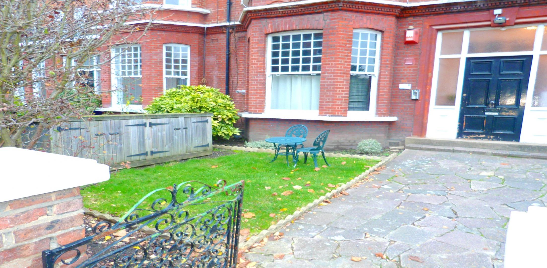 			UNDER OFFER , Studio Apartment, 1 bath, 1 reception Studio			 Compayne Gardens, WEST HAMPSTEAD