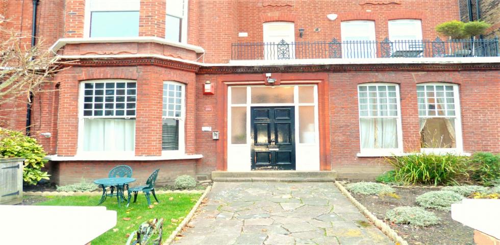 			UNDER OFFER , Studio Apartment, 1 bath, 1 reception Studio			 Compayne Gardens, WEST HAMPSTEAD