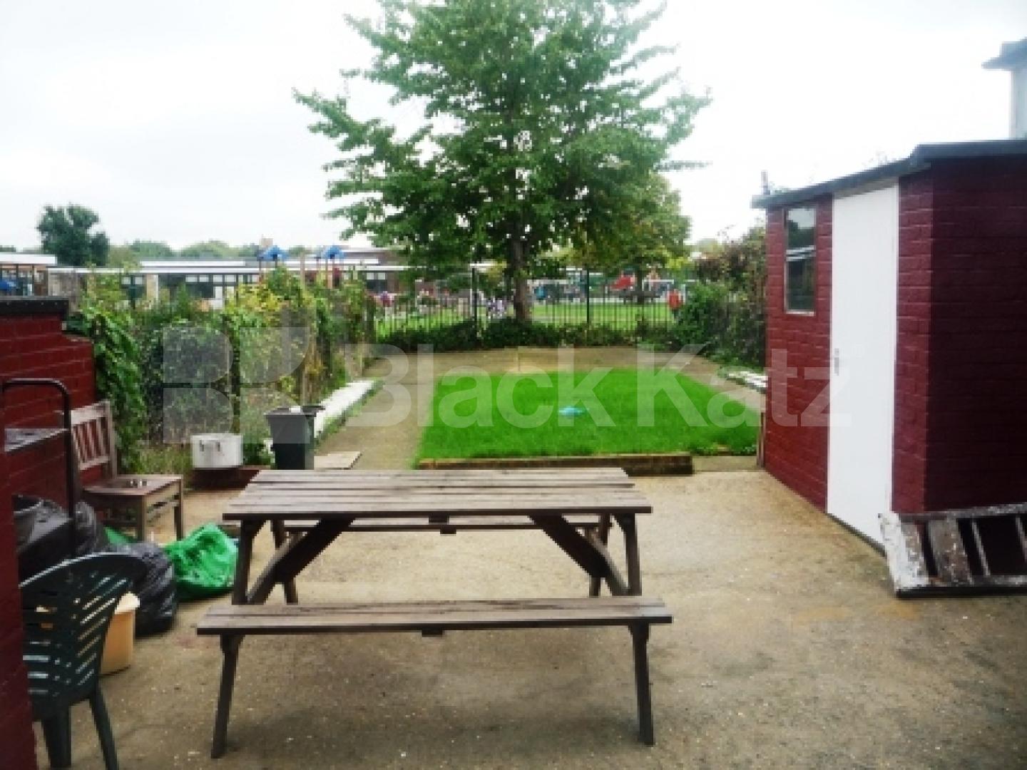 			Lovely 4 bedroom house with garden, 4 Bedroom, 1 bath, 1 reception House			 Boundary Road, Turnpike Lane