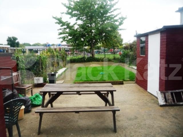 			Lovely 4 bedroom house with garden, 4 Bedroom, 1 bath, 1 reception House			 Boundary Road, Turnpike Lane