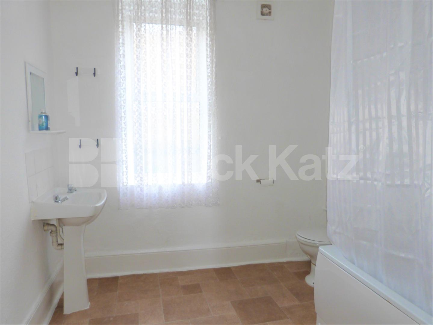 			NEW INSTRUCTION, 3 Bedroom, 1 bath, 1 reception Flat			 Uxbridge Road, SHEPHERDS BUSH