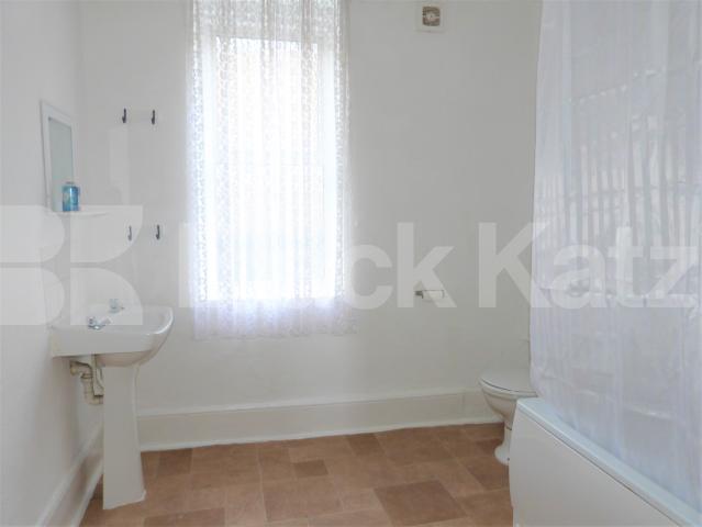 			NEW INSTRUCTION, 3 Bedroom, 1 bath, 1 reception Flat			 Uxbridge Road, SHEPHERDS BUSH