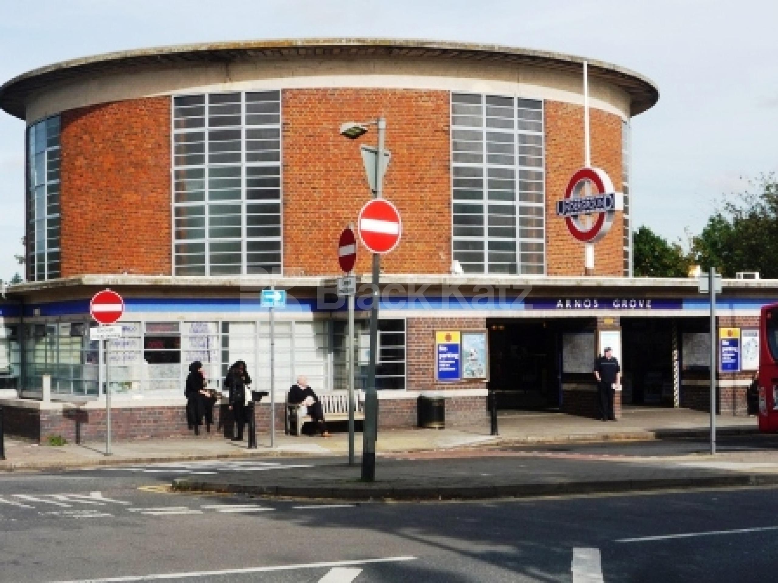 			3 bed Victorian Conversion moments from the Tube station, 3 Bedroom, 1 bath, 1 reception Flat			 Limes Avenue, Arnos Grove N11