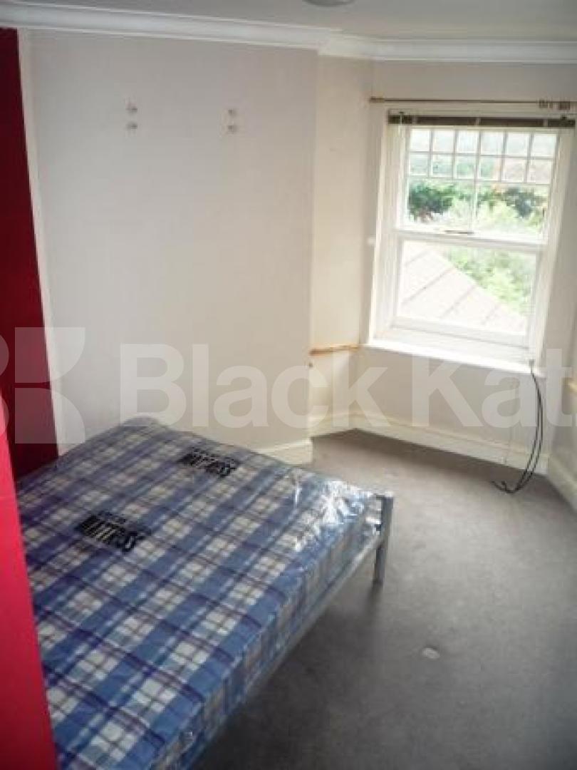 			2 Bedroom, 1 bath, 1 reception Flat			 Ivy Gardens, CROUCH END N8