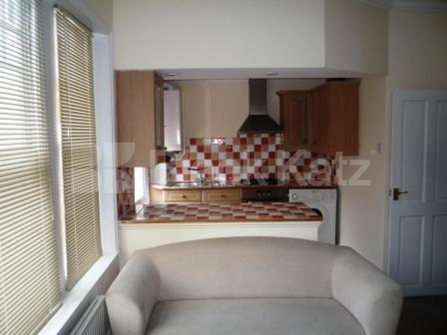 			2 Bedroom, 1 bath, 1 reception Flat			 Ivy Gardens, CROUCH END N8