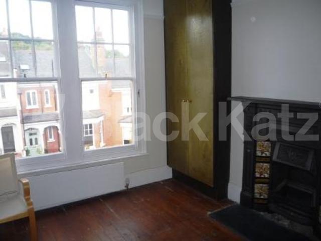 			LET, 4 Bedroom, 1 bath, 1 reception House			 Woodland Rise, MUSWELL HILL