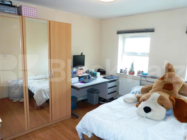 			Central location bargain price!, 2 Bedroom, 1 bath, 1 reception Flat			 Park Road, CROUCH END N8