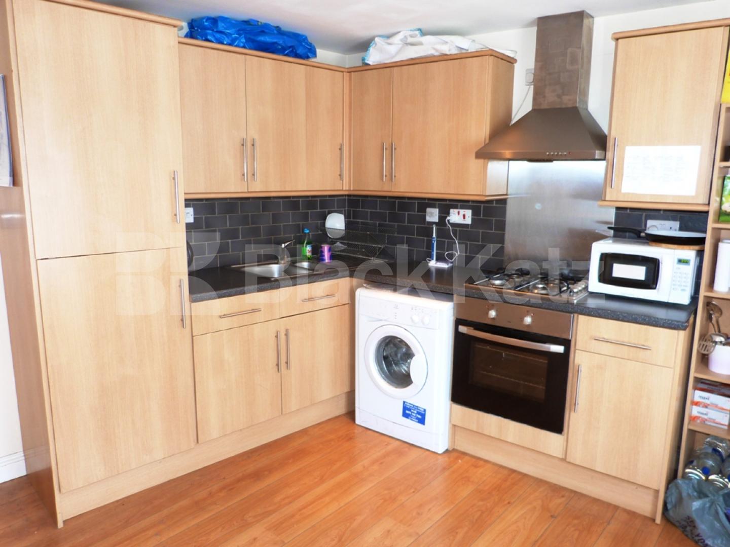 			Central location bargain price!, 2 Bedroom, 1 bath, 1 reception Flat			 Park Road, CROUCH END N8