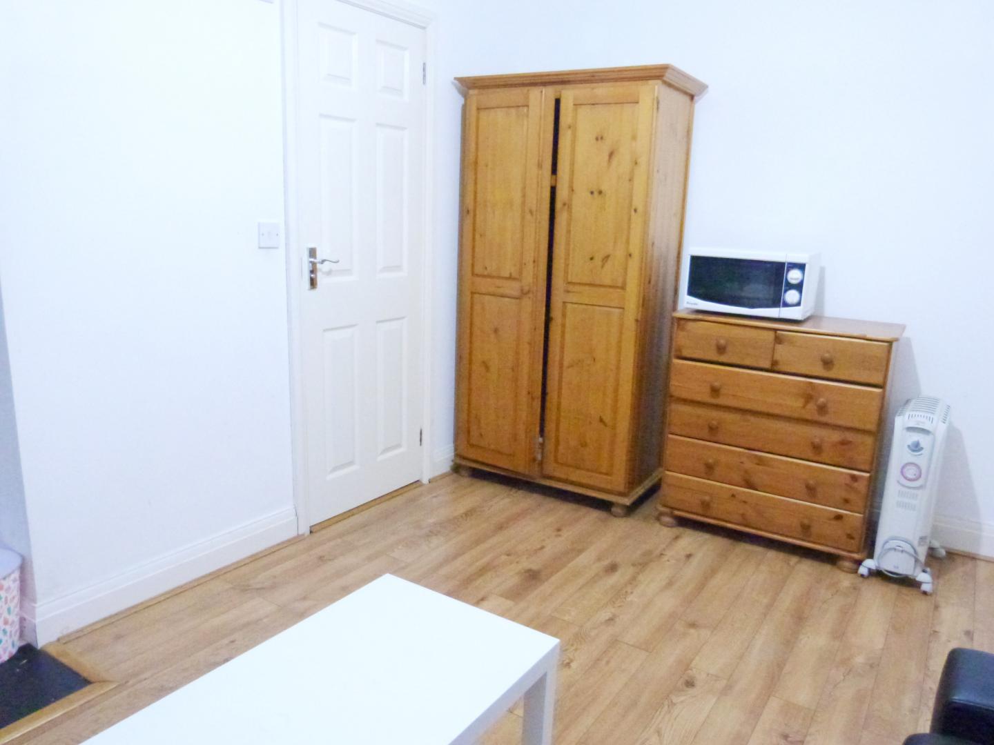 			INCLUSIVE OF WATER, GAS & ELECTRICITY, Studio Apartment, 1 bath, 1 reception Flat			 North End Road, West Kensington